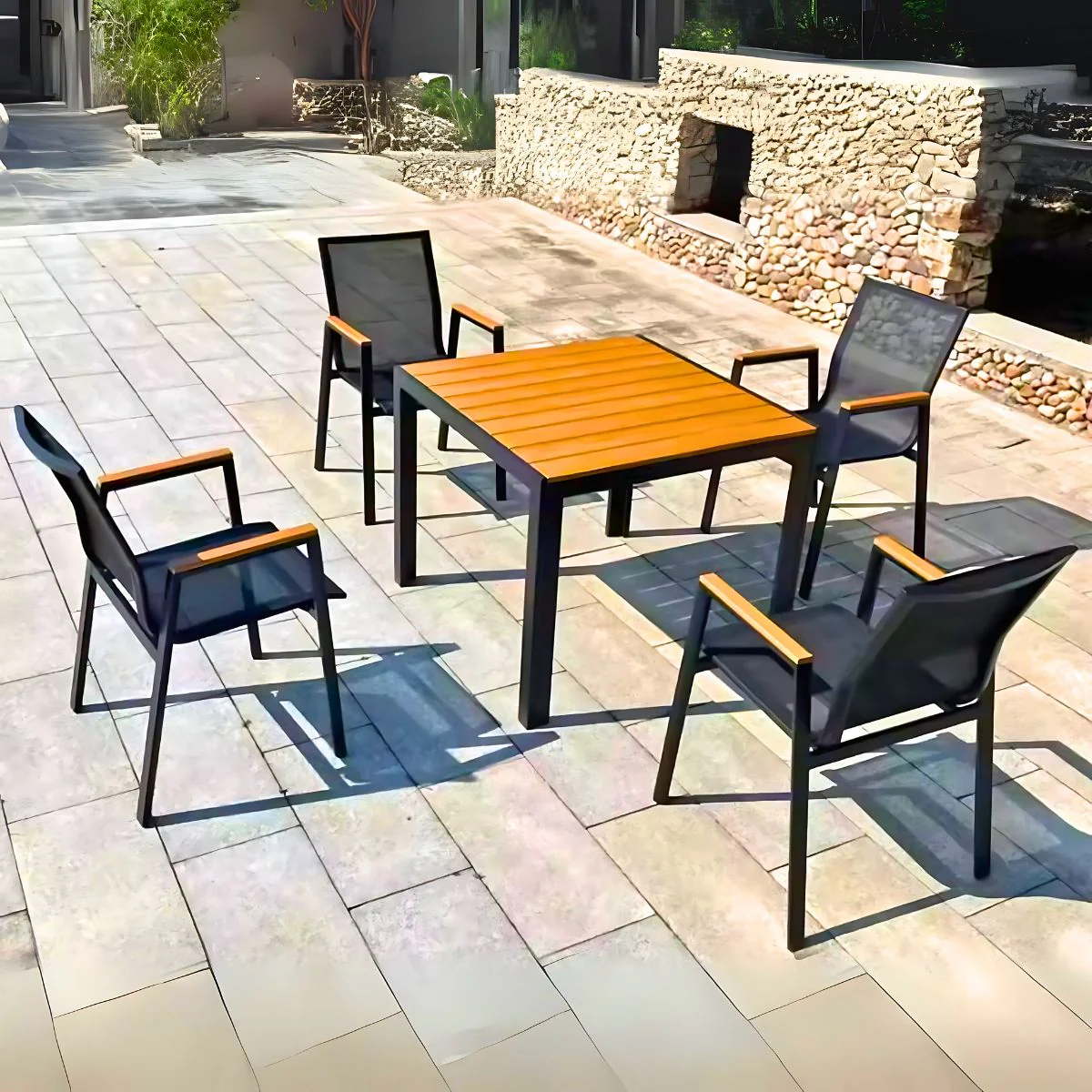 כסא אלומיניום שחור משולב ידיות עץ דגם אמסטרדם - Image 3