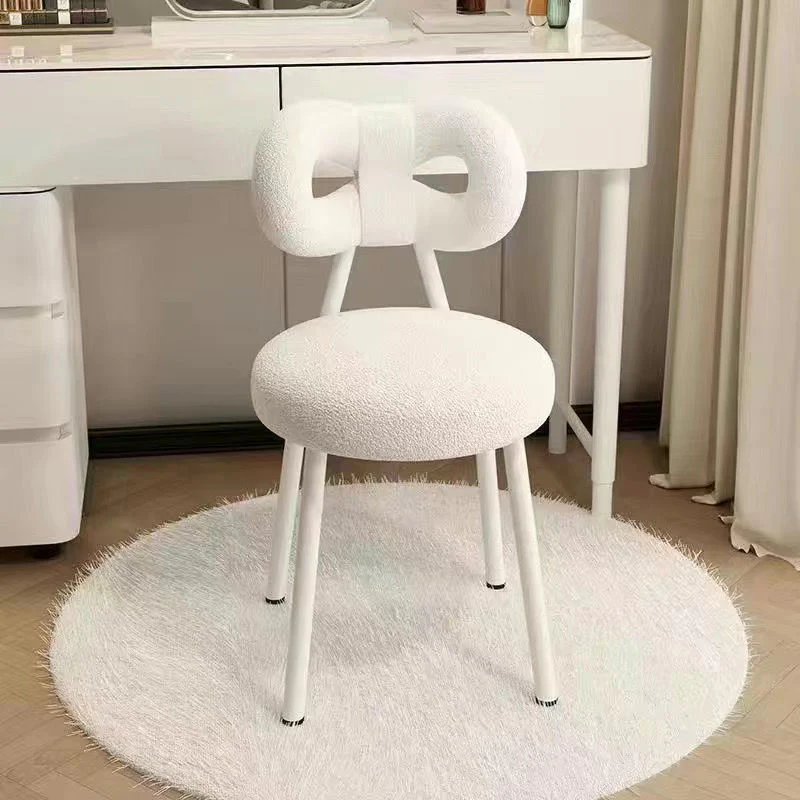 כסא בוקלה מעוצב בצבע לבן - Image 3
